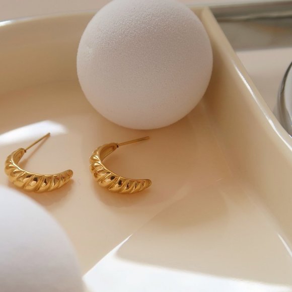 NEW 18K Gold Plated Braided Croissant Open Hoops - Picture 11 of 12